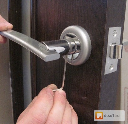 Установка межкомнатных дверных ручек