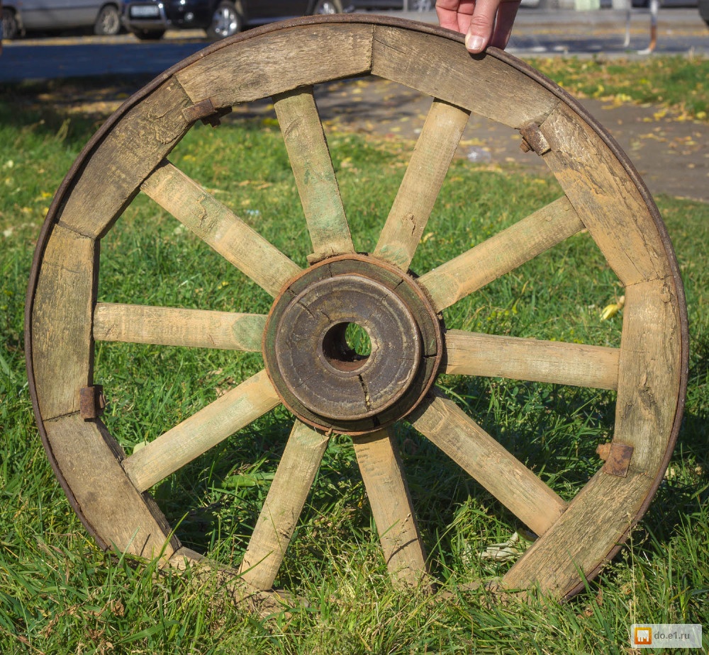 Деревянные колеса для телеги. Деревянное колесо. Колесо от телеги. Колесо от телеги деревянное. Старинное деревянное колесо.