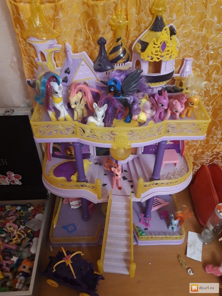 замок королевы селестии. замок принцессы селестии. королевский свадебный замок my little pony hasbro. замок принцессы селестии. замок принцессы селестии кантерлот.