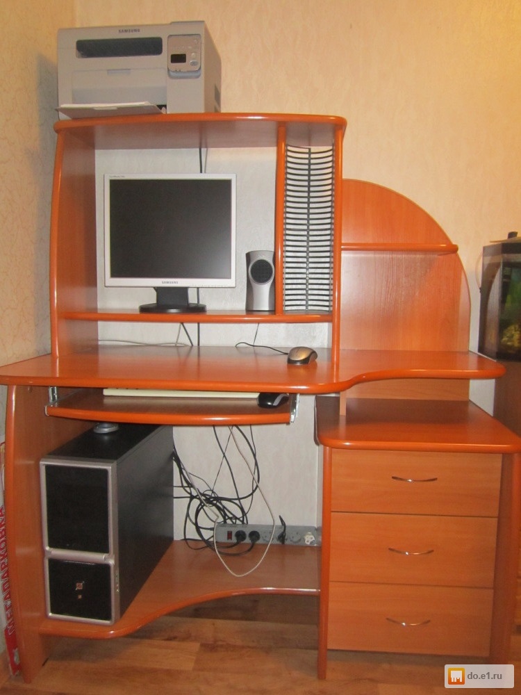 Продаю почти новый компьютерный стол б/у, фото. цена - 3500..